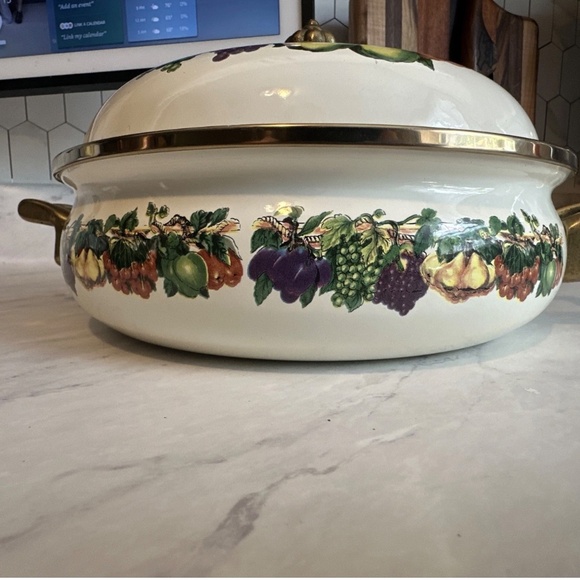 🍇 Vintage Fruit & Vegetable Ceramic Covered Casserole Dish 🍑 - Picture 2 of 7